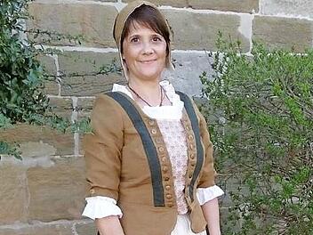 Kerstin Ritz erzählt künftig bei den Stadtführungen von einer Magdalena Ritz, die es in ihrer Familie tatsächlich gegeben habe. Diese habe ein hartes Leben während des Dreißigjährigen Krieges geführt.  Foto: Volker Gundel