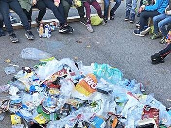Was bei der M&uuml;llsammlung &uuml;bers Wochenende alles zusammenkam, pr&auml;sentierten die Grundsch&uuml;ler am Montag.  Foto: Horst Seufert