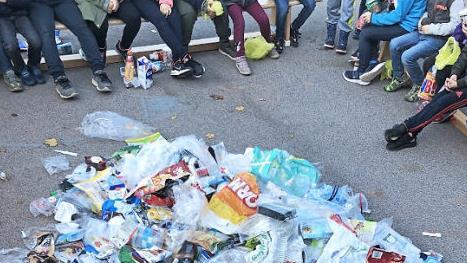 Was bei der M&uuml;llsammlung &uuml;bers Wochenende alles zusammenkam, pr&auml;sentierten die Grundsch&uuml;ler am Montag.  Foto: Horst Seufert