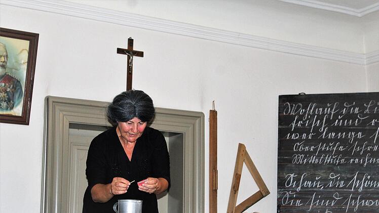 Streng gescheitelt und strenger Blick: Renate Kiesel als Schulfräulein. Werner Vogel