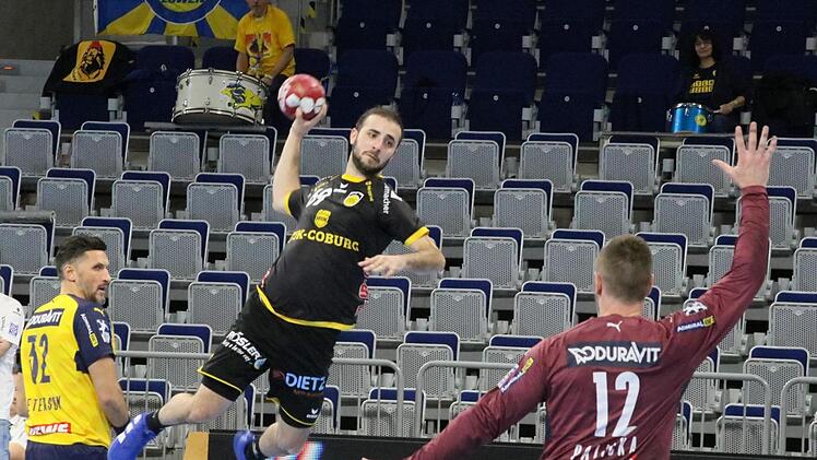 Seltenes Glücksgefühl in Mannheim: Der Coburger Milos Grozdanic überwindet den guten Löwen-Torwart Andreas Palicka. Foto: Iris Bilek