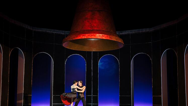 "Der Glöckner von Notre-Dame": Mark McClains Ballettabend nach dem Roman von Victor Hugo feierte erfolgreich Premiere am Landestheater Coburg.Foto: Sebastian Buff