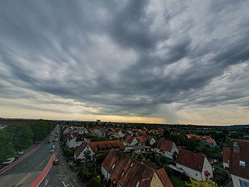 Unwetter über Franken: Blitze erhellen den Himmel über Fürth