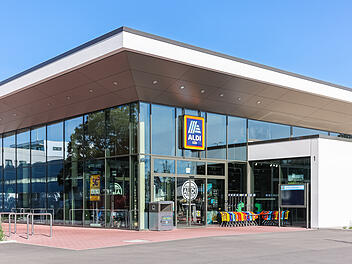 Aldi bietet unter der Eigenmarke "Krumme Dinger" günstigeren Spargel aus Deutschland an, um Lebensmittelverschwendung zu reduzieren.