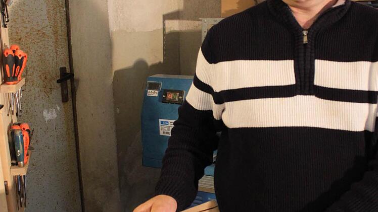 Auf einem Hartholzbohlen zeichnet Jörg Pachollek das Griffstück an und schneidet es dann heraus.