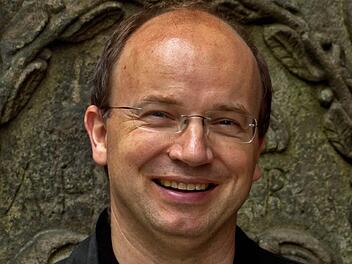 Coburgs Generalmusikdirektor Roland Kluttig hat jüngst seinen Vertrag am Landestheater bis Sommer 2016 verlängert. Foto: Jochen Berger