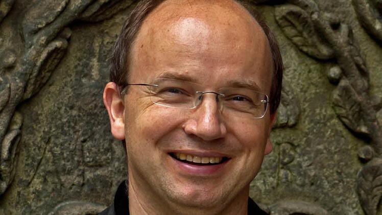 Coburgs Generalmusikdirektor Roland Kluttig hat jüngst seinen Vertrag am Landestheater bis Sommer 2016 verlängert. Foto: Jochen Berger