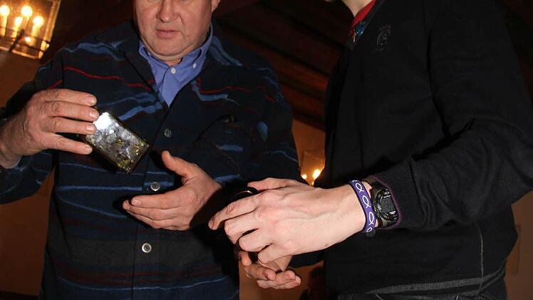 Auch Männer interessieren sich für die Herstellung von Bienen-Kosmetik. Foto: Sonja Adam