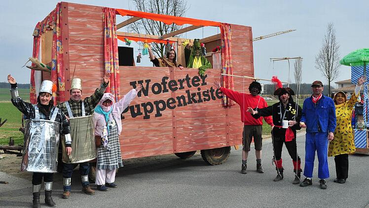 Der Familienkreis kam als "Woferter Puppenkiste" mit etlichen farbenfrohen Marionetten.