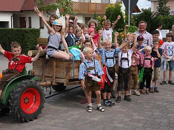 Voller Vorfreude sind die Pinzberger Kerwaskinder vor dem Zug durchs Dorf. Fotos: Franz Galster