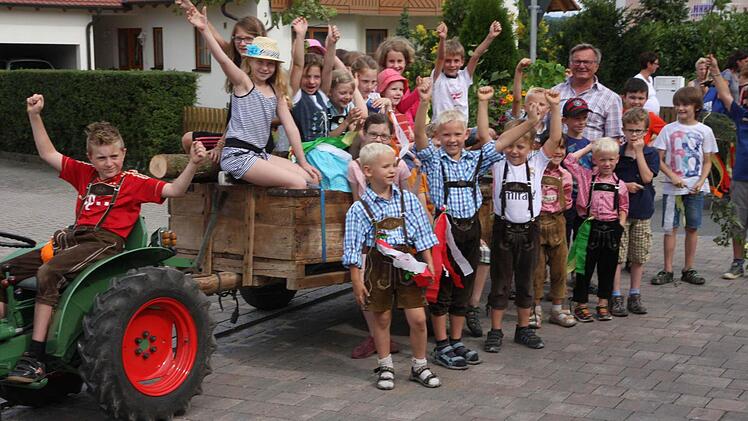 Voller Vorfreude sind die Pinzberger Kerwaskinder vor dem Zug durchs Dorf. Fotos: Franz Galster