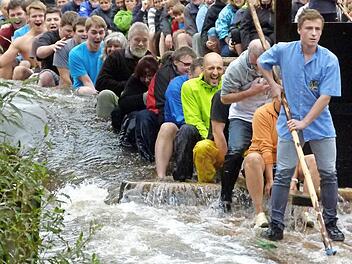 Der junge Daniel Weiß steht auf dem Floß seinen Mann wie ein "Alter". Foto: Andreas Buckreus