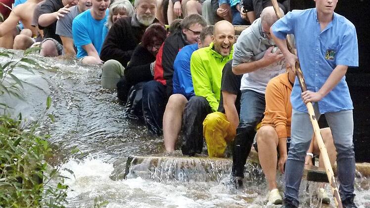 Der junge Daniel Weiß steht auf dem Floß seinen Mann wie ein "Alter". Foto: Andreas Buckreus