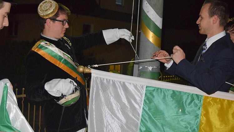 Das Banner wird gehisst. Foto: Daniela Pondelicek