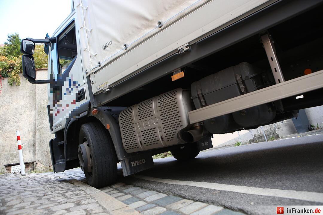 Irrfahrt durch Bamberger Altstadt endet fŸr Lkw festgefahren an Hauswand