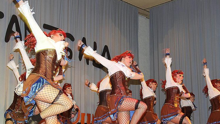 Mit Fliegerbrille und Netzstrümpfen kamen die jungen Damen der ÖFG Oberthulba auf die Bühne in der Lauertalhalle. Foto: Dieter Britz