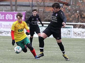 Der zweifache FCE-Torsch&uuml;tze Nicolo De Baptistis (r.) wird von Lasse Lang angegriffen. Foto: sportpress