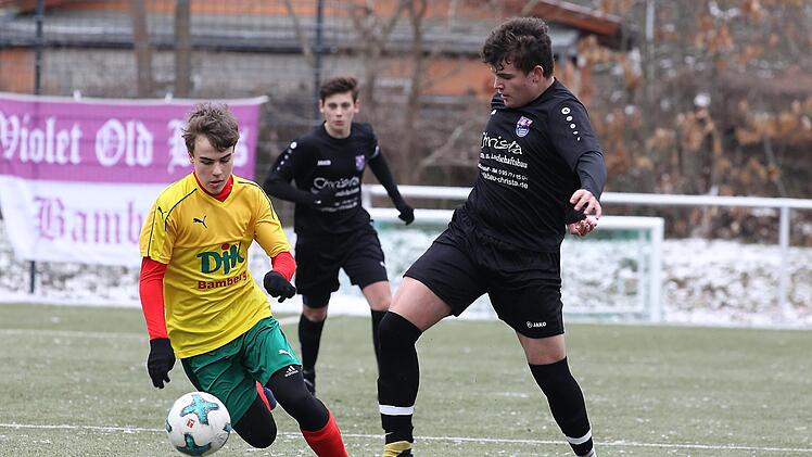 Der zweifache FCE-Torsch&uuml;tze Nicolo De Baptistis (r.) wird von Lasse Lang angegriffen. Foto: sportpress