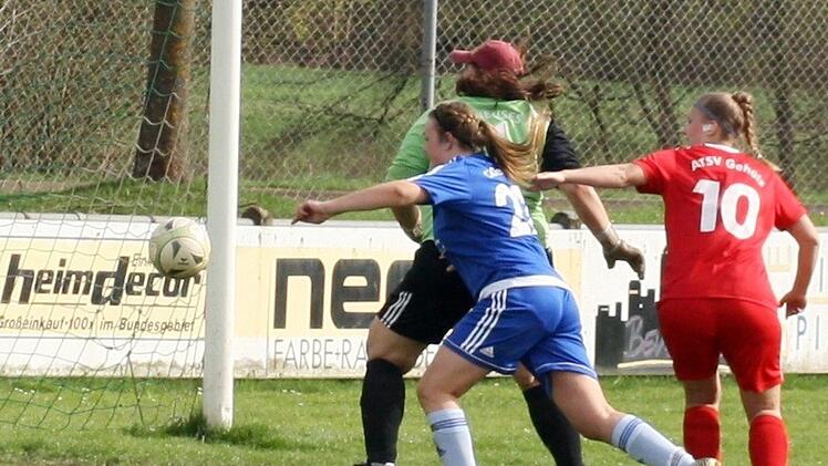 Nach einer Ecke f&uuml;r Redwitz schaltet Laura Herbst (blaues Trikot) am schnellsten und dr&uuml;ckt, bedr&auml;ngt von ihrer Gegenspielerin Eva Verena Konrad f(Nr. 10),  den Ball zum 2:3-Anschlusstreffer &uuml;ber die Linie. Foto: Stephan Pfadenhauer