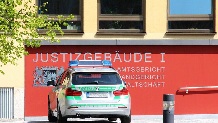 Ein 55-Jähriger aus dem Landkreis Coburg wollte seinen Bruder mit einem 15 Zentimeter langem Fleischermesser umbringen.  Wegen versuchten Mordes musste er sich in Coburg vor Gericht verantworten.Foto: Archiv/Jochen Berger
