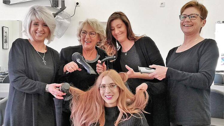 An die Haare ihrer neuen Chefin Janina Ehrenberg (31, Mitte) gehen (von links) Sabine Wagner, ihre Mutter Marianne Ehrenberg, Lisa Hehn und Ute Lemmer. Sigismund von Dobschütz