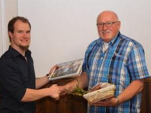 Bastian Markert, Teamsprecher der aktiven Helfer vor Ort, verabschiedet  Erhard Löser aus dem aktiven Dienst und lobt sein besonderes Engagement  für die Helfer vor Ort in Schondra Foto: Horst Conze