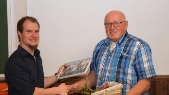 Bastian Markert, Teamsprecher der aktiven Helfer vor Ort, verabschiedet  Erhard Löser aus dem aktiven Dienst und lobt sein besonderes Engagement  für die Helfer vor Ort in Schondra Foto: Horst Conze