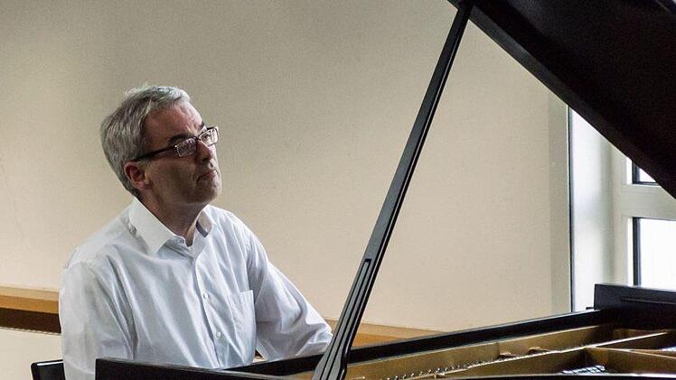Virtuoser Tastenkünstler und begeisternder Musikerklärer: Der Pianist Markus Becker beeindruckte sein Publikum im Kunstverein.Foto:Jochen Berger