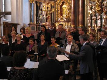 Der Lehrerchor des Gymnasiums singt im Gottesdienst. Foto: Hilmar Ruppert