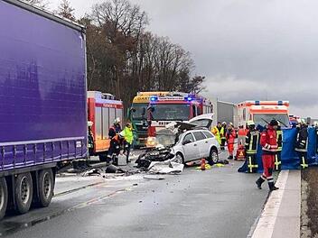 Auf der A3 kam es am Freitagmorgen zu mehreren Unf&auml;llen. Foto: Feuerwehr H&ouml;chstadt
