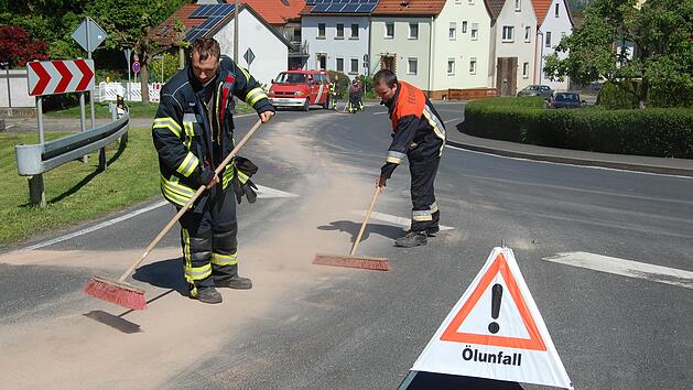 Etliche Stra&szlig;enmeter mussten Feuerwehrleute am Montagmorgen von einer Dieselspur befreien.  Foto: Wolfgang D&uuml;nnebier
