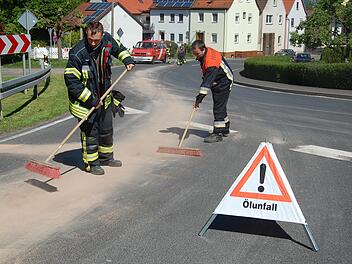 Etliche Stra&szlig;enmeter mussten Feuerwehrleute am Montagmorgen von einer Dieselspur befreien.  Foto: Wolfgang D&uuml;nnebier