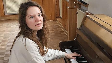 Maryna Pavlenko f&uuml;hlt sich in H&ouml;chstadt gut aufgenommen und &uuml;bt im Pfarrheim St. Georg f&uuml;r das Konzert.