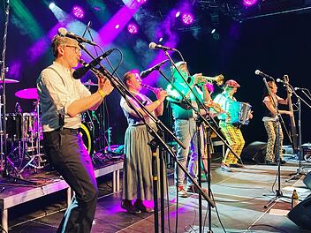 Beim &bdquo;Antistadl&ldquo;-Festival spielen &bdquo;Boxgalopp&ldquo; und die &bdquo;Kapelle Rohrfrei&ldquo; gemeinsam.