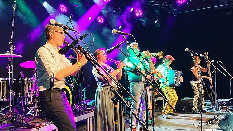 Beim &bdquo;Antistadl&ldquo;-Festival spielen &bdquo;Boxgalopp&ldquo; und die &bdquo;Kapelle Rohrfrei&ldquo; gemeinsam.