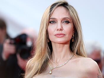 F&uuml;r viele ist sie eine K&ouml;nigin: Doch Angelina Jolie hat tats&auml;chlich blaues Blut! Nicht nur sie, auch zahlreiche weitere Hollywood-Stars sind entfernte Verwandte des britischen K&ouml;nigs Charles III. oder royaler Abstammung.