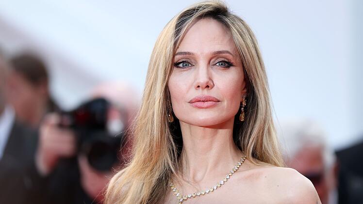 F&uuml;r viele ist sie eine K&ouml;nigin: Doch Angelina Jolie hat tats&auml;chlich blaues Blut! Nicht nur sie, auch zahlreiche weitere Hollywood-Stars sind entfernte Verwandte des britischen K&ouml;nigs Charles III. oder royaler Abstammung.
