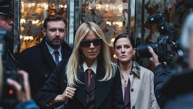 Filmstar Carla Duval (Sienna Miller, Mitte) ist mit ihren Anw&auml;lten (Phoebe Fox, James McArdle) bereit, im Scheidungsprozess bis zum &Auml;u&szlig;ersten zu gehen.