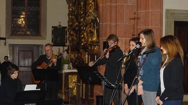 Die Schüler-Lehrer-Band unter der Leitung von Wolfram Breunig und Udo Fleischmann.