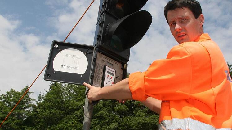 Täglich von 7 Uhr bis 19 Uhr steht Mathias Füssel an der Ampel - und bedient sie manuell. Für viele Autofahrer ist er an der Baustelle bei Seidenhof ein "Beschimpfungsobjekt".