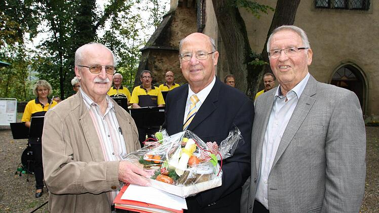 Werner Scheller (Mitte) und Wolfgang Wimmel (rechts) ehrten Eckart Spiller. Foto: Ralf Ruppert