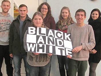 Auf viele Besucher bei der inklusiven "Black and White"-Party im Haßfurter Jugendtreff "Dragon" freuen sich (von links) Alexander Sattler, Vadim Koslow (Wendy Team), Theresa Dietz, Diana Ullrich, Franziska Pfau (evangelische Jugend), Thomas Reitz sowie Katharina Nagel (Lebenshilfe). Beginn am morgigen Freitag ist um 19 Uhr.  Foto: Ralf Naumann