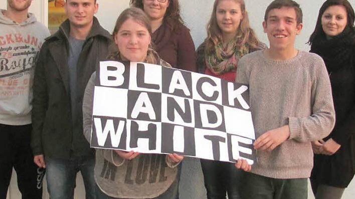 Auf viele Besucher bei der inklusiven "Black and White"-Party im Haßfurter Jugendtreff "Dragon" freuen sich (von links) Alexander Sattler, Vadim Koslow (Wendy Team), Theresa Dietz, Diana Ullrich, Franziska Pfau (evangelische Jugend), Thomas Reitz sowie Katharina Nagel (Lebenshilfe). Beginn am morgigen Freitag ist um 19 Uhr.  Foto: Ralf Naumann