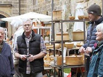 Andrea (rechts) und Jörg Labuhn (Dritter von rechts) organisieren den Töpfermarkt seit 2002. Unser Bild entstand bei der Eröffnung. Zweiter von rechts Bürgermeister Martin Bernreuther.  Foto: Alexander Hartmann
