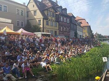 Das Flussufer ist in Erwartung des 64. Fischerstechens auf der Regnitiz gut gefüllt. (Foto: Ferdnind Merzbach)