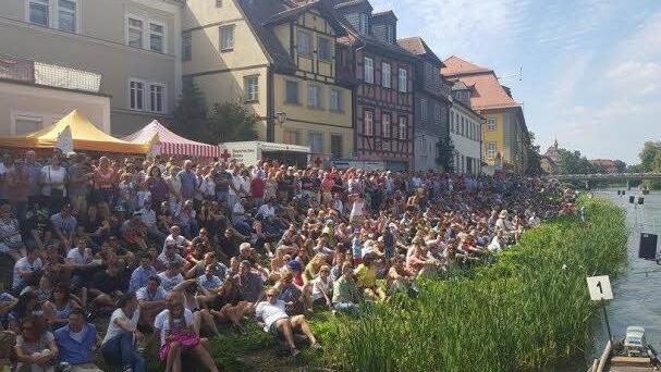 Das Flussufer ist in Erwartung des 64. Fischerstechens auf der Regnitiz gut gefüllt. (Foto: Ferdnind Merzbach)