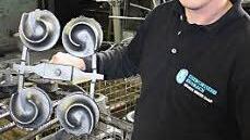 Technischer Betriebsleiter Alexander Weimer mit gestrahlten Formen  Foto: Friedwald Schedel