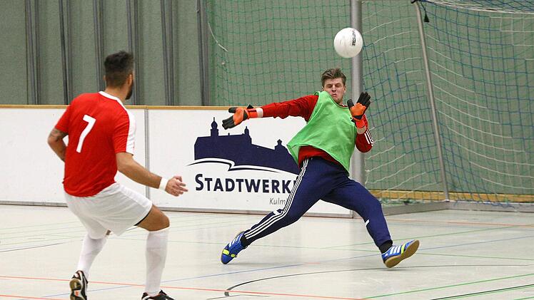 Dominik Fischer (links) gegen Stadt-Torwart Patrick Pohl. Foto: Monika Limmer