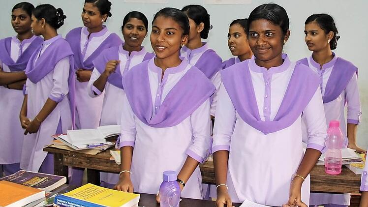 Diese jungen Frauen genießen eine Ausbildung zur Krankenschwester. Foto: Konrad Gottschall