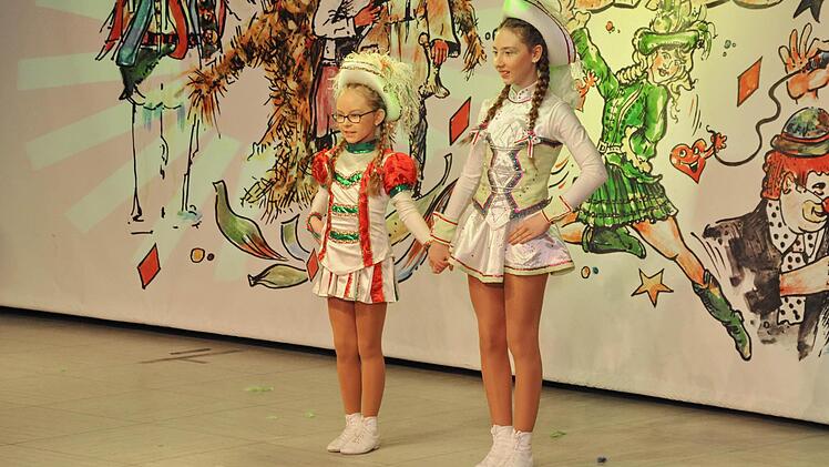 Kinder-Tanzmariechen Lisa Siebenhaar (liniks) Jugend-Tanzmariechen Anna Kupfer und sind aus dem Programm nicht wegzudenken.  Foto: Karl Heinz Wirth